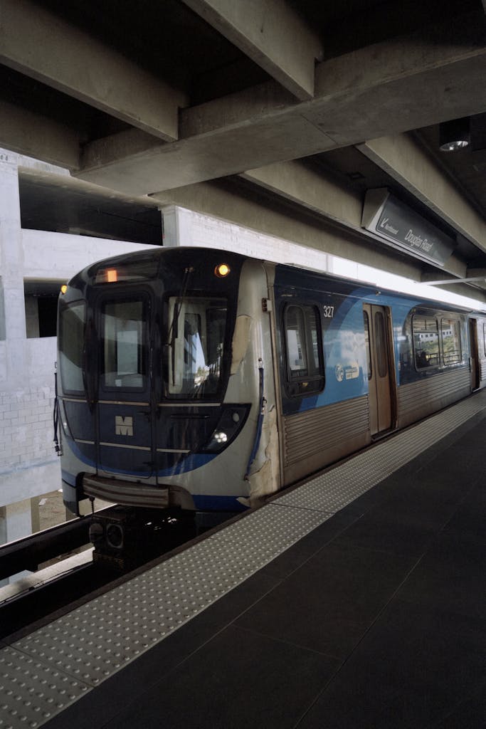 Metro train arriving at Miami station, showcasing urban transport infrastructure.